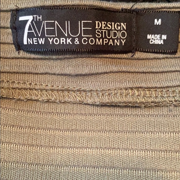 3/$15💕 New York & Company blouse - Picture 3 of 3